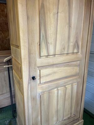 Décapage d'un confiturier en merisier pour un aspect bois nu