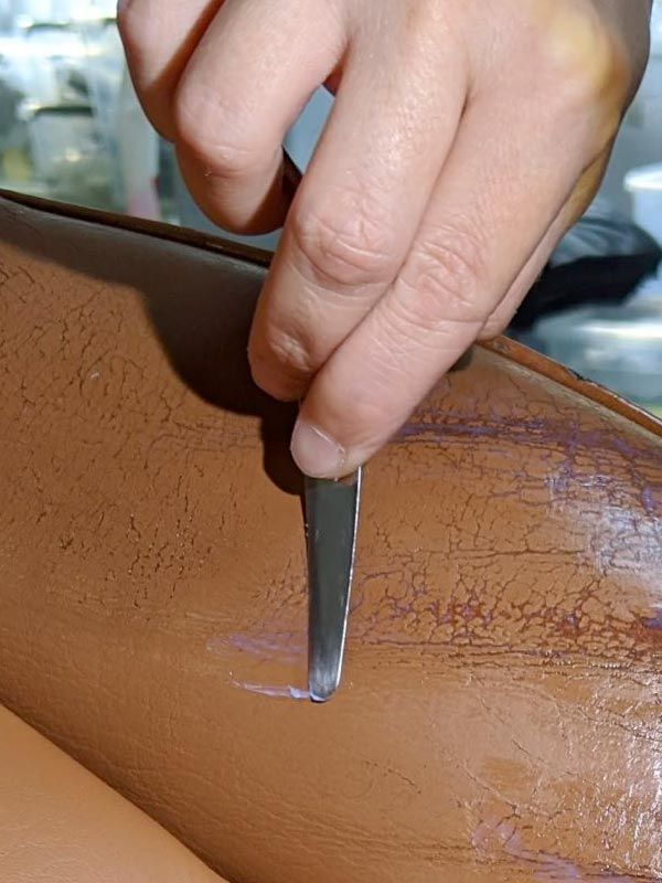 Pigmentation d'un cuir abimé par le temps