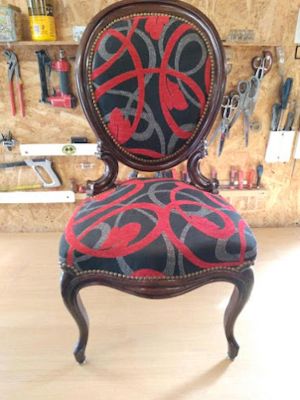 Rénovation fauteuil tissu multicolore rouge et gris