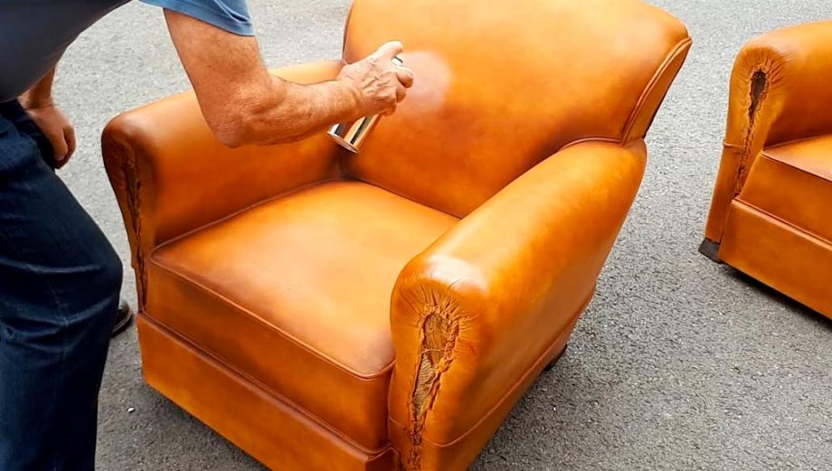 Fauteuil club en cuir après pigmentation et mise en couleur