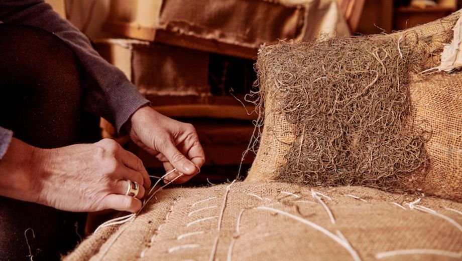 Rembourrage de l'assise d'un fauteuil avec du tissu et du crin