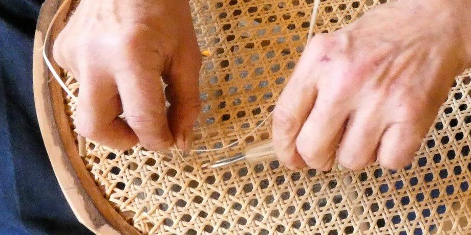 Cannage d'une chaise avec du rotin
