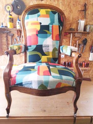 Rénovation fauteuil tissu multicolore