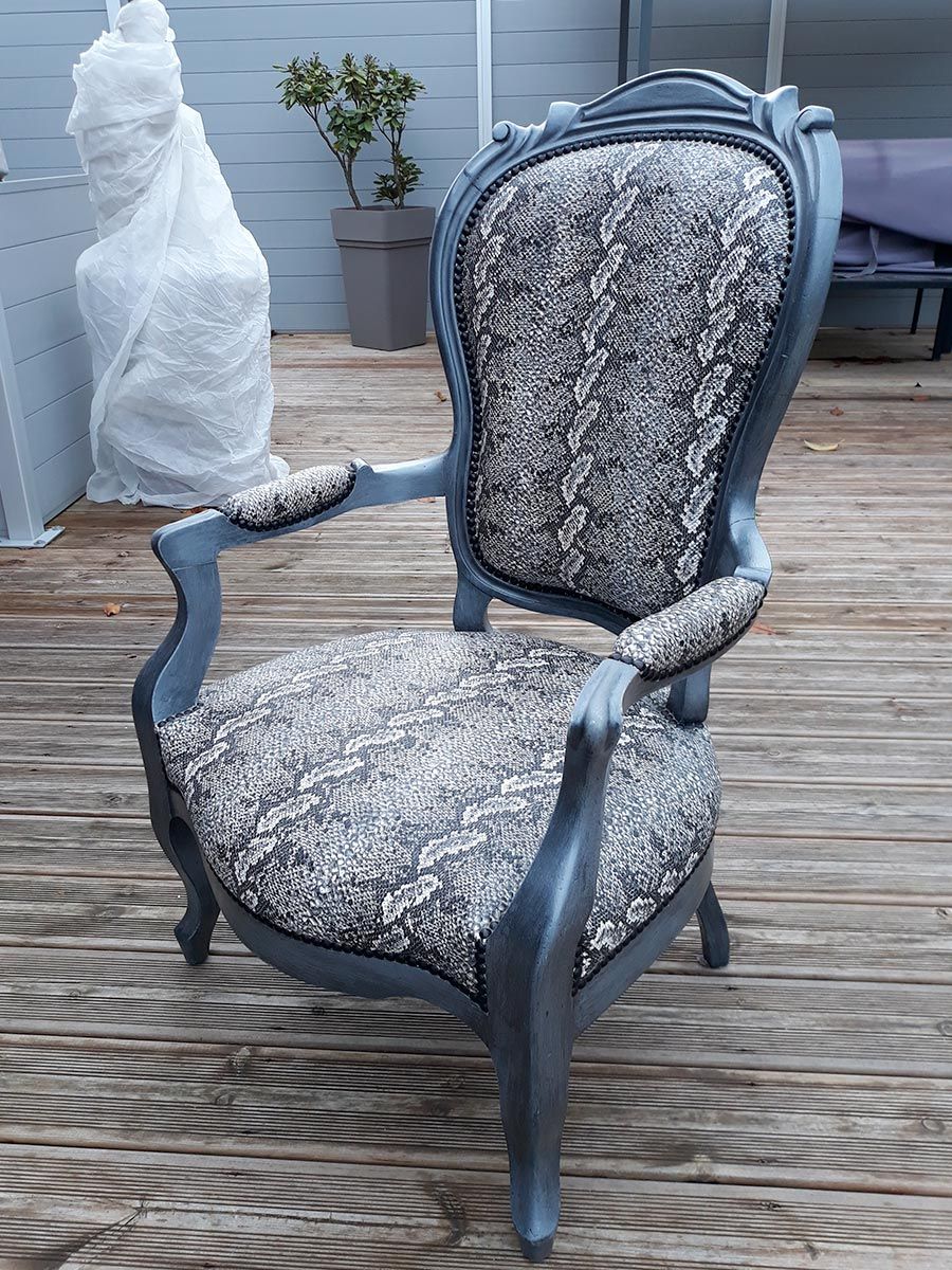 Rénovation d'un fauteuil Voltaire avec strcture bois peinte en gris et tissu effet python
