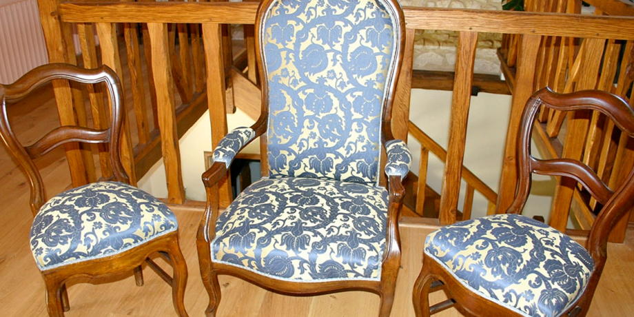 Ensemble de chaise et fauteuil avec tissu bleu et blanc et motif