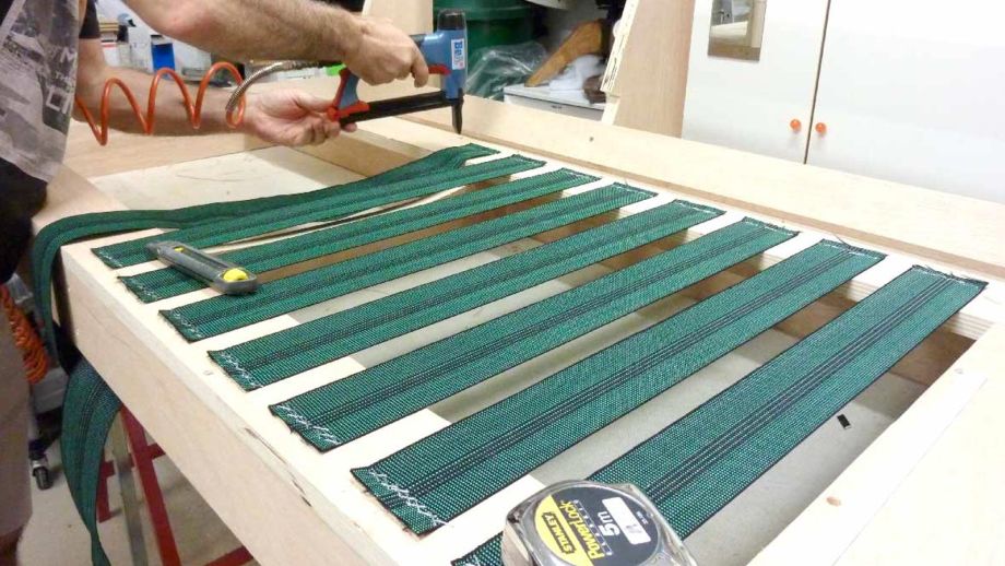ressanglage d'un canapé par NF Tapissier - Opération N°2